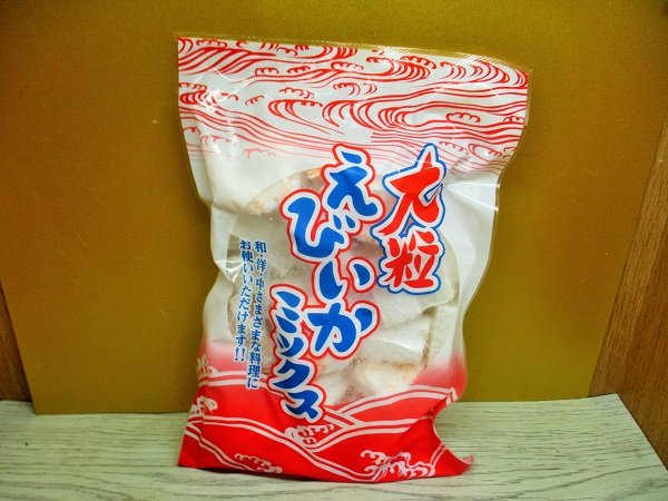 業務スーパーの大粒えびいかミックスのパッケージ。和洋中さまざまな料理に使える冷凍のえび・いかミックス