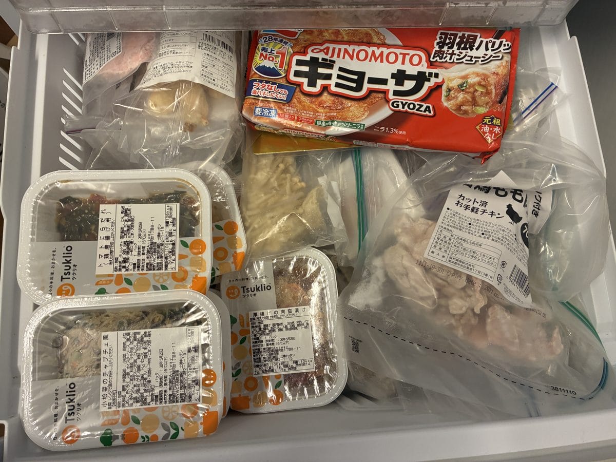 作り置き宅配の惣菜を冷凍庫にストックしたところ。冷凍できるメニューを選んで保存している